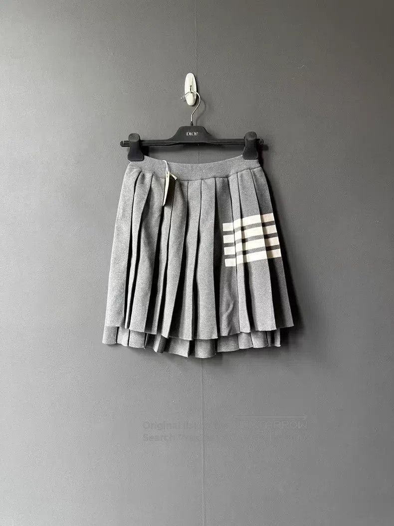 Thom Browne Thom Browne Pleated Skirt Gray Size 24" / US 00 / IT 34 - 1 Thumbnail