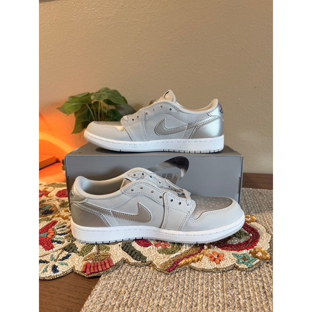 Jordan Brand × Nike Jordan 1 Retro Low OG Metallic Silver Neutral Grey White Size US 9.5 / EU 42-43 - 2 Thumbnail