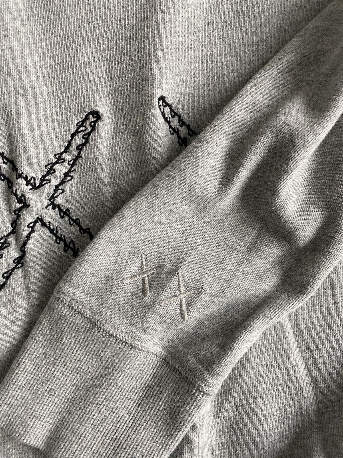 Kaws × Uniqlo Kaws Sesame Street Crewneck Size US L / EU 52-54 / 3 - 4 Thumbnail