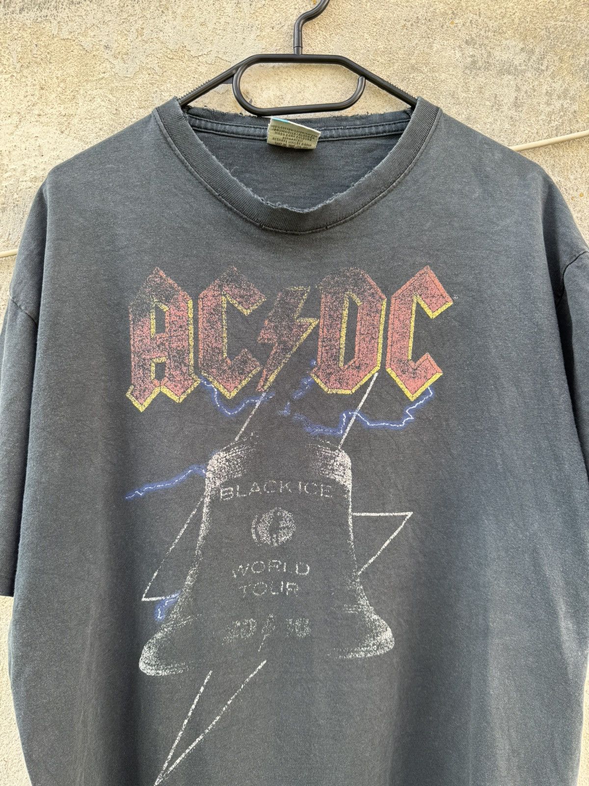 AC/DC × Band Tees × Vintage Vintage ACDC Black Ice World Tour Washed Thrashed Tee 00s Size US L / EU 52-54 / 3 - 12 Thumbnail
