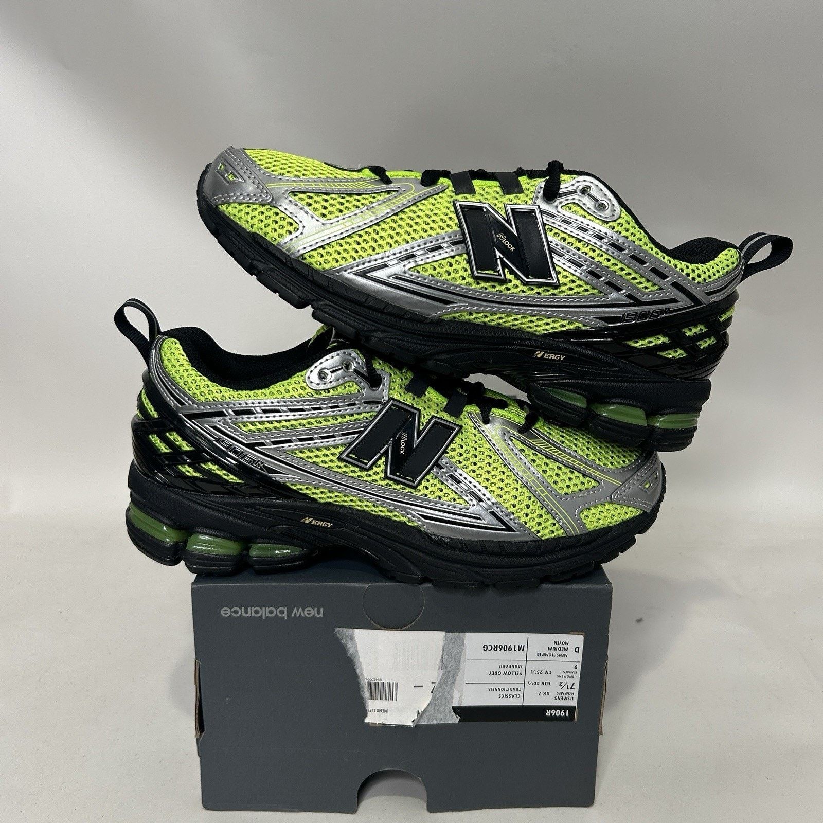 New Balance New Balance 1906R “Volt Black Silver” M1906RCG Size US 9 / IT 39 - 1 Thumbnail