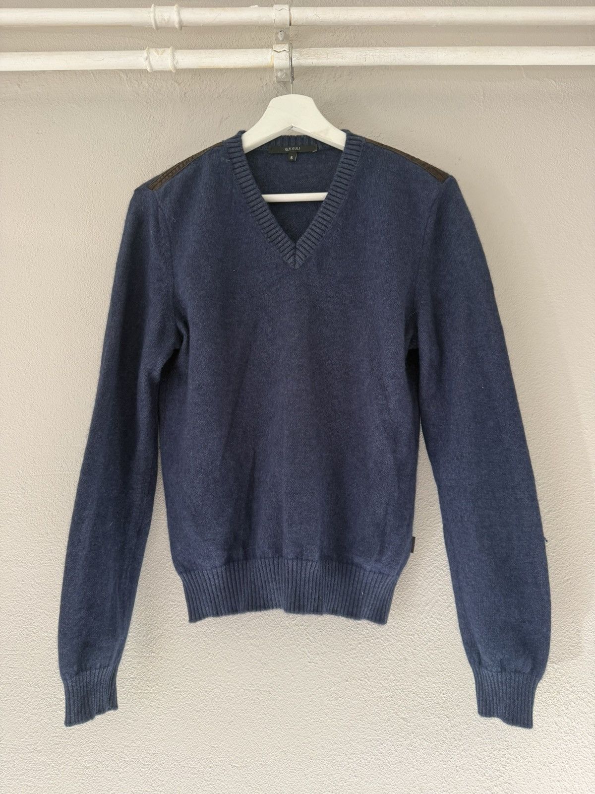 Gucci Navy V-Neck Knit Sweater with Suede Shoulder Panels Size US S / EU 44-46 / 1 - 1 Thumbnail