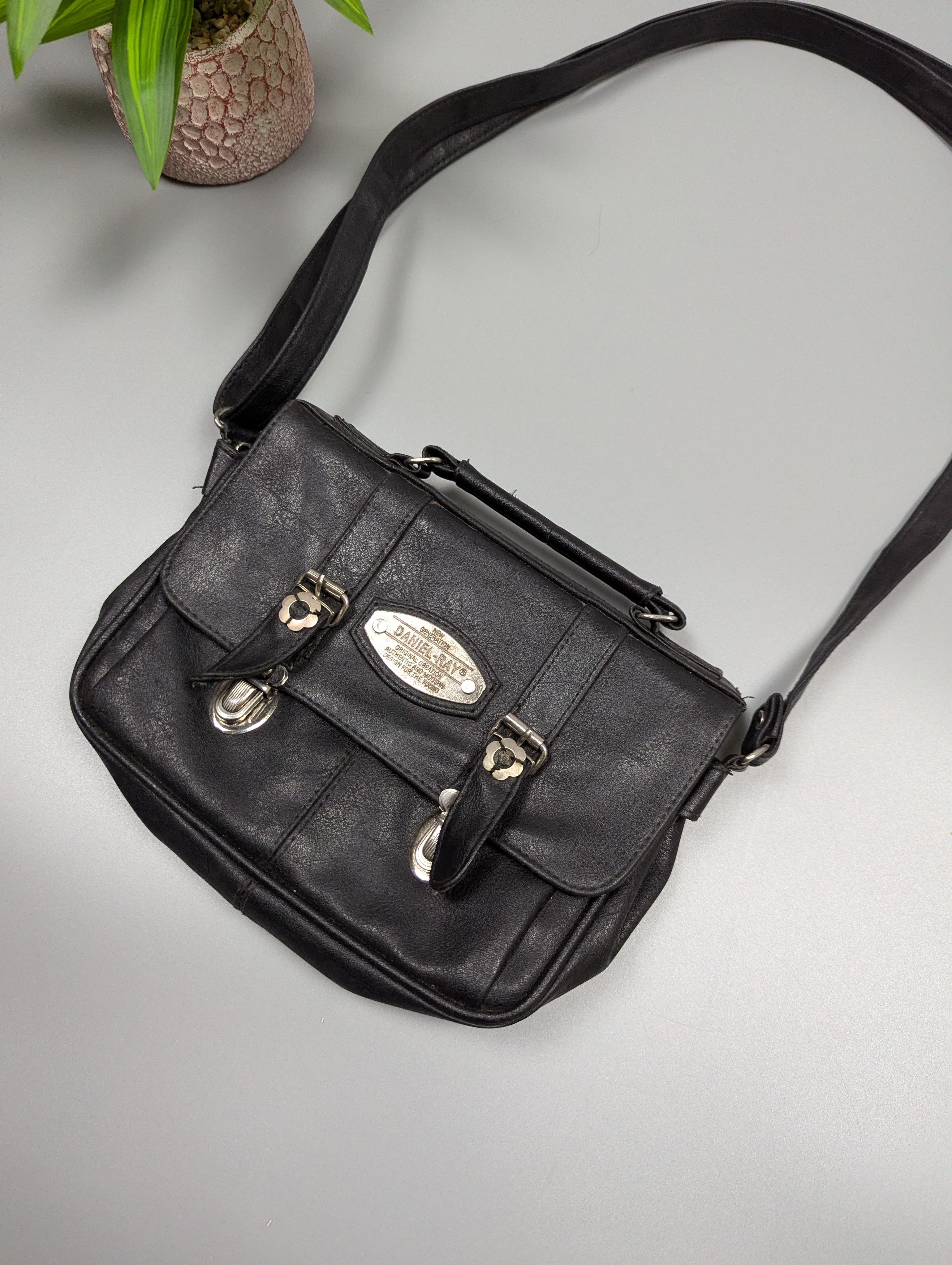Vintage Vintage Daniel Ray Black Leather Shoulder Bag Size ONE SIZE - 2 Thumbnail