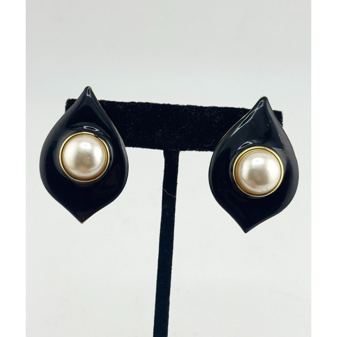 Vintage Black enamel faux pearl vintage earrings Size ONE SIZE - 1 Thumbnail