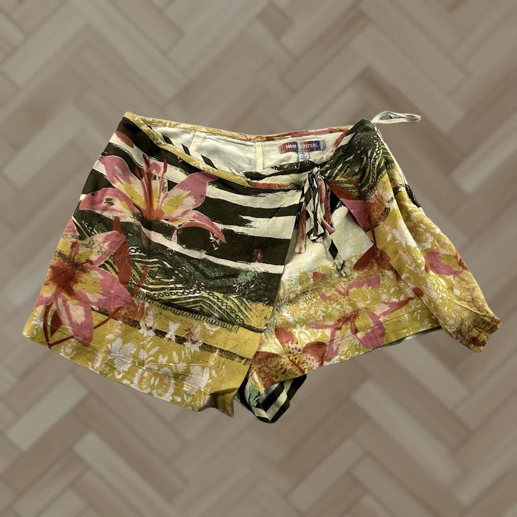Urban Outfitters VINTAGE Urban Outfitters Floral Wrap Viscose Shorts Women L Beige Green Wrap Floral Viscose Shorts Women L Green Women Size 36" / US 14 / IT 50 - 1 Thumbnail
