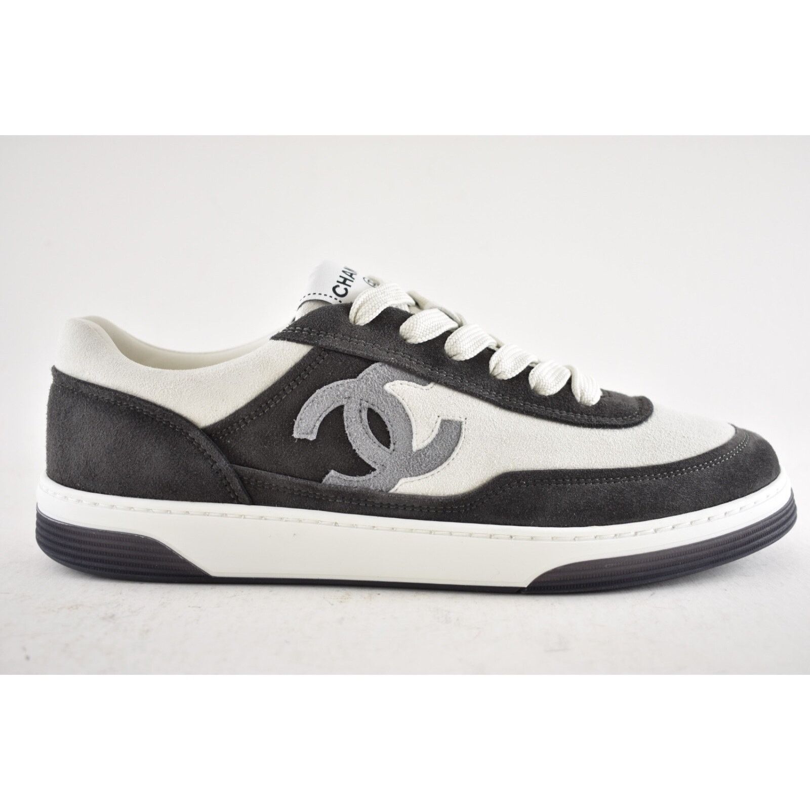 Chanel Chanel Suede White CC Logo Lace Up Runner Sneaker 38 Size US 8 / IT 38 - 2 Thumbnail