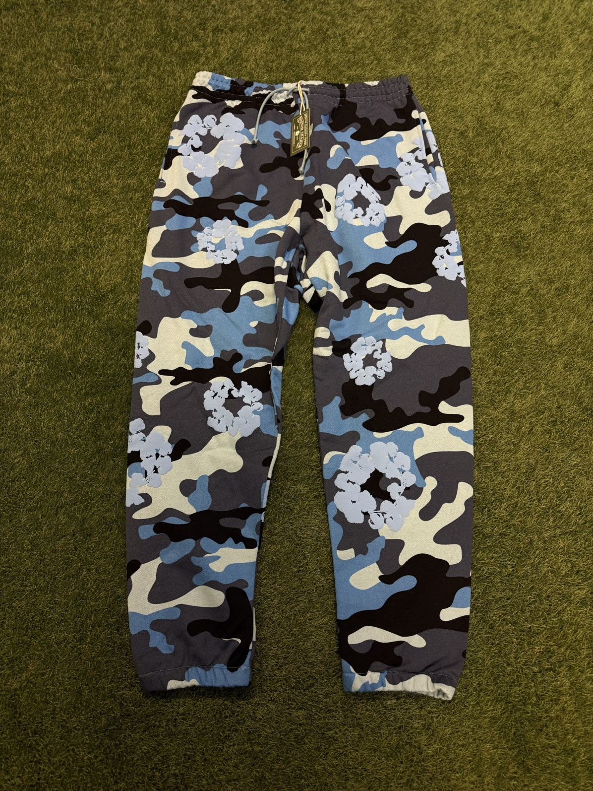 DENIM TEARS Denim Tears Cotton Wreath Sweatpants Size XXL (NEW) Size US 36 / EU 52 - 1 Thumbnail
