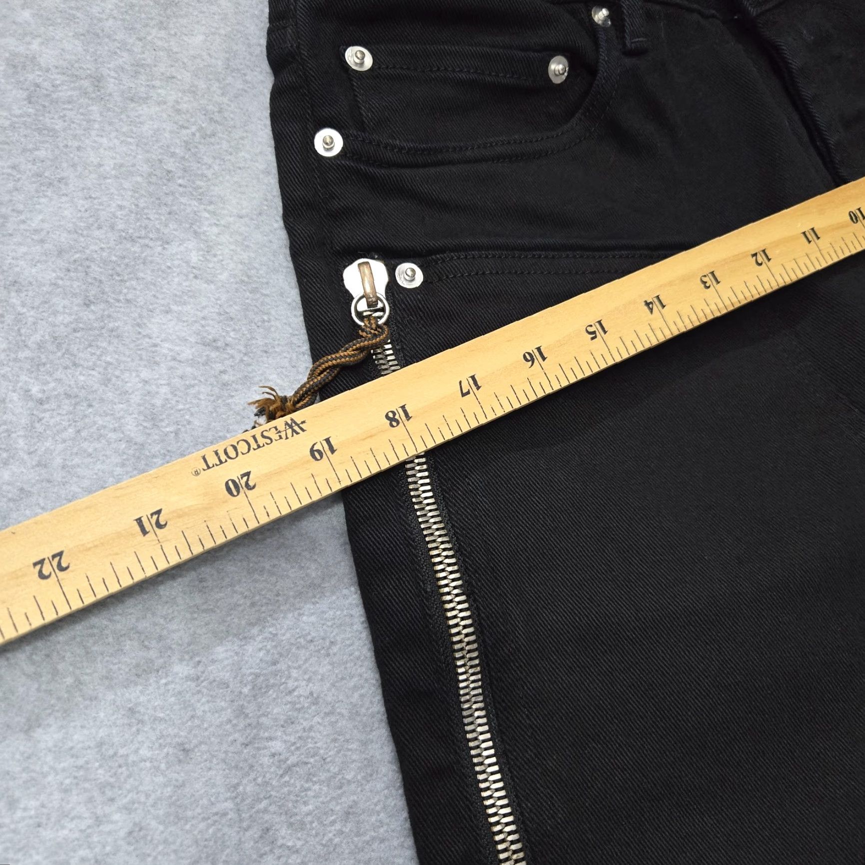 Vintage VINTAGE MR. COMPLETELY Jeans Mens 30x29 Black Zip Detail Slim Fit Distressed Los Angeles Size US 29 - 7 Thumbnail