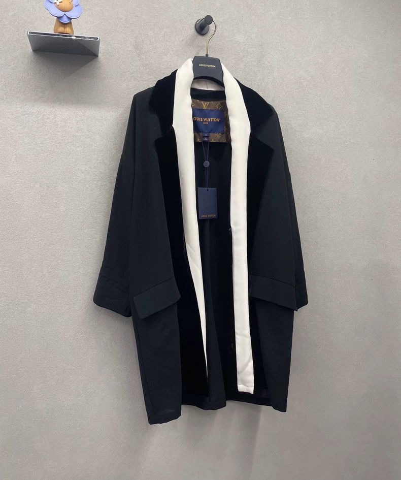 Louis Vuitton Louis Vuitton size 34 Long Sleeve Jacket with Solid Collar Size US M / EU 48-50 / 2 - 3 Thumbnail