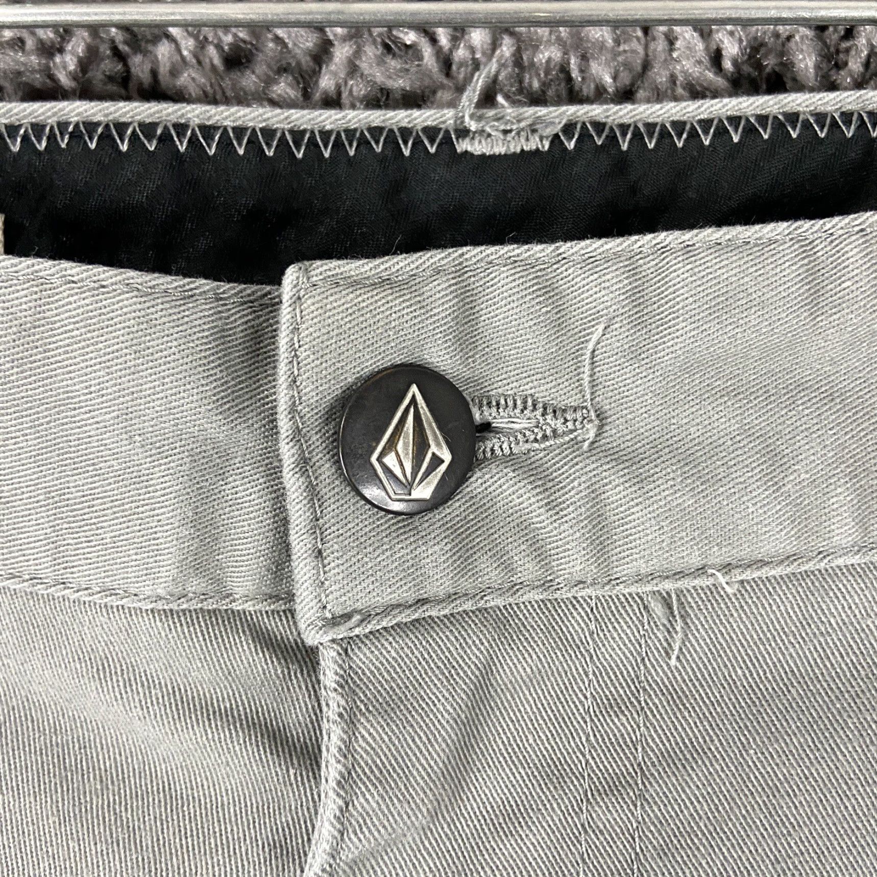 Volcom Volcom Shorts Men 30 Gray Chino Regular Size 30 Mens Size US 30 / EU 46 - 5 Thumbnail