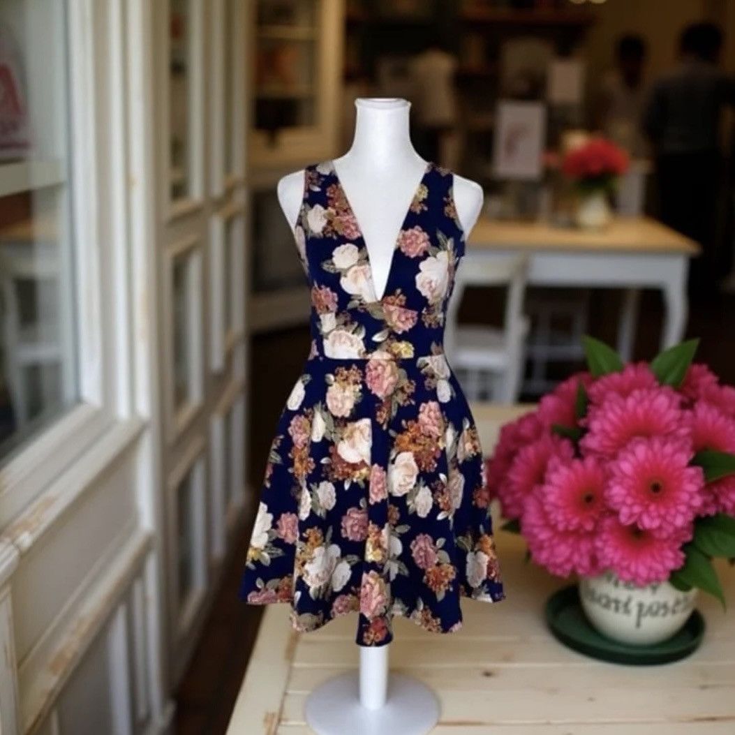 Forever 21 Forever 21 Classic Navy Floral Print Sleeveless Dress Size L / US 10 / IT 46 - 1 Thumbnail