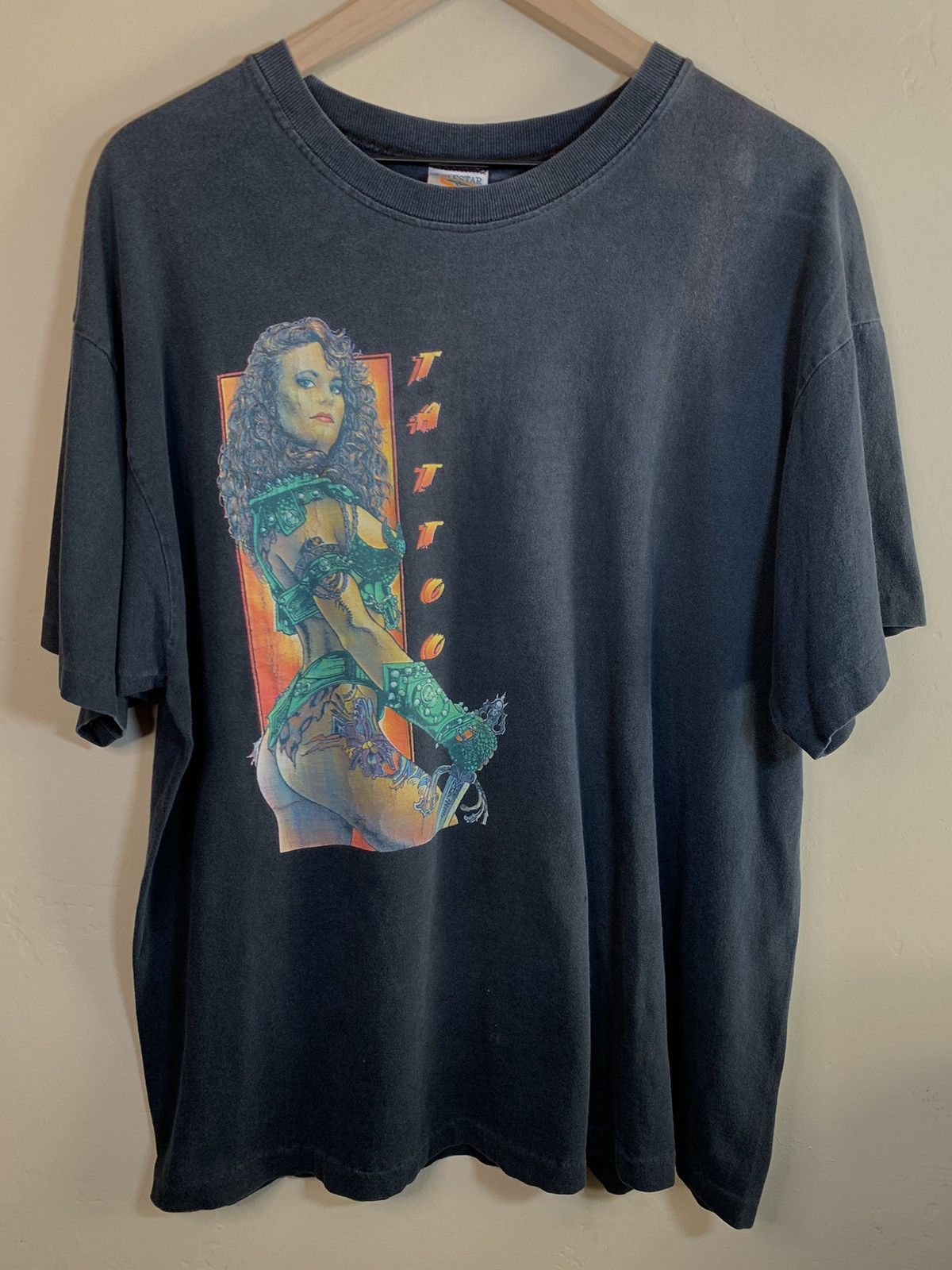 Vintage *RARE* Vintage 90s Tattoo Pinup Single Stitch USA-Made Shirt Size US XL / EU 56 / 4 - 1 Thumbnail