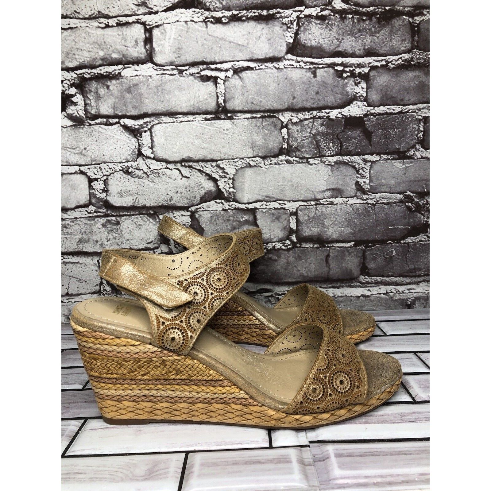Johnston & Murphy Johnston & Murphy Georgiana Metallic Gold Leather Wedge Stra Size US 9.5 / IT 39.5 - 1 Thumbnail