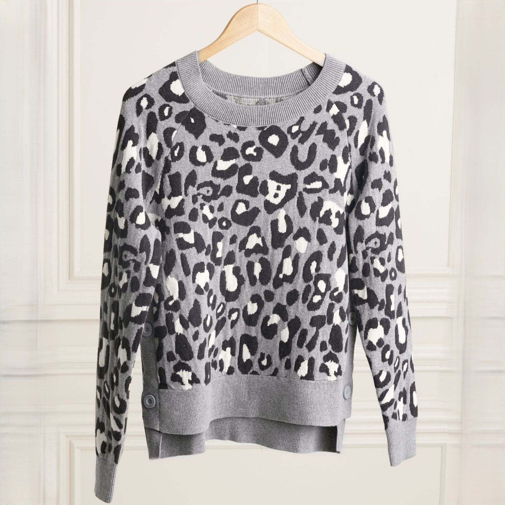 Other Stella & Dot The Side Button Sweater in Gray Leopard Print Size M / US 6-8 / IT 42-44 - 3 Thumbnail