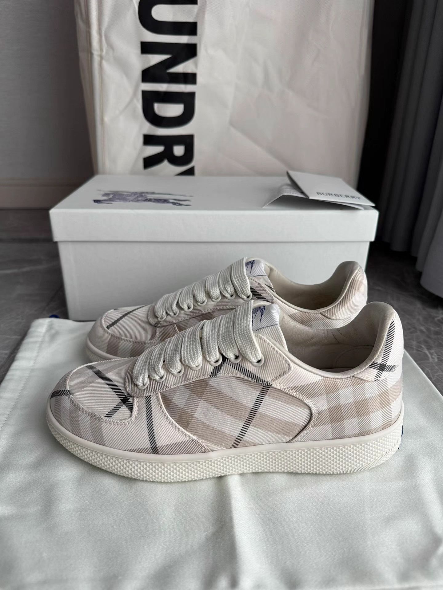 Burberry Burberry Terrace Check Sneakers K6 Size US 6 / IT 36 - 1 Thumbnail