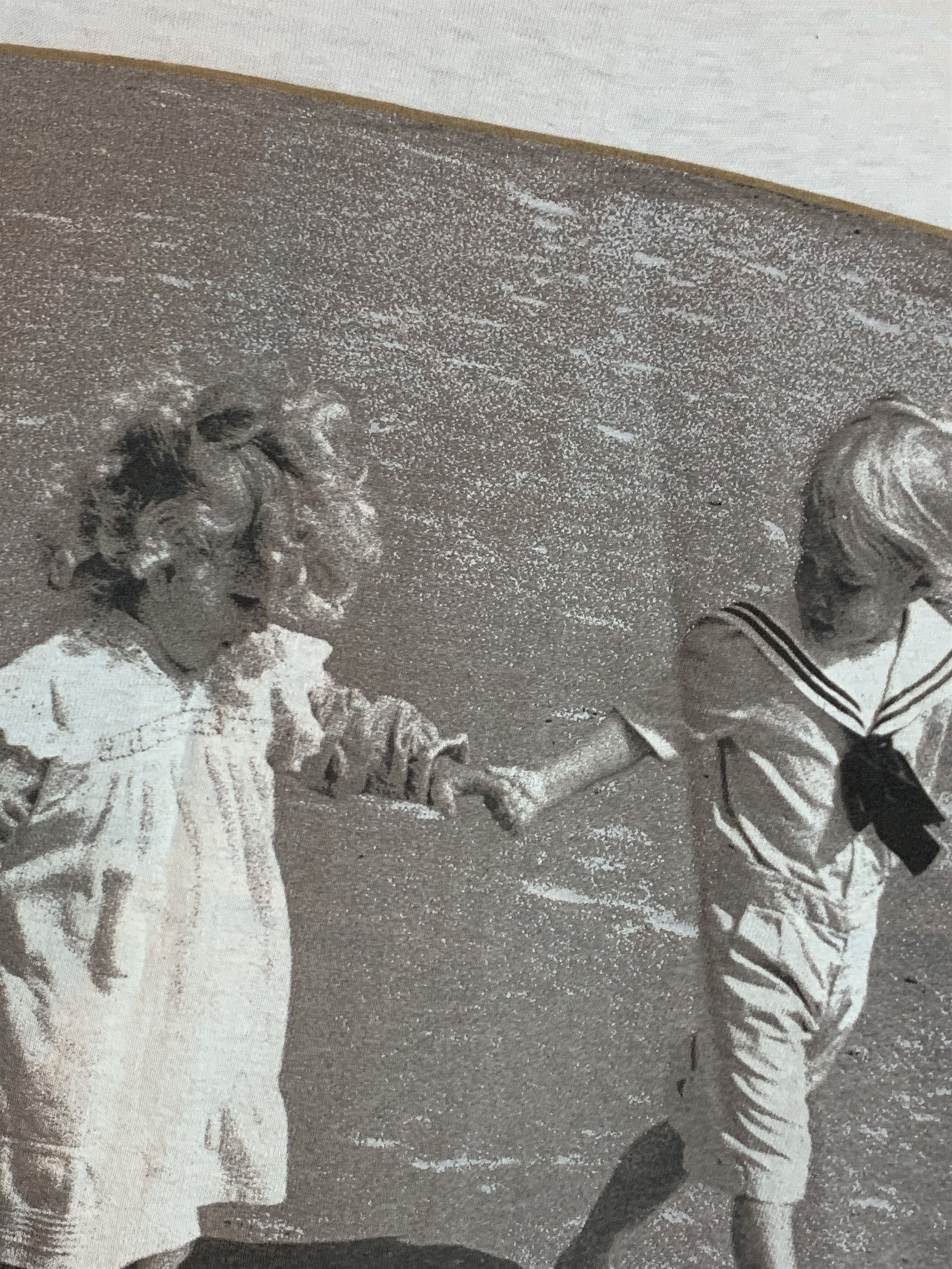 Vintage RARE* Vintage 90s Children Holding Hands Beach Photo T-Shirt Size US L / EU 52-54 / 3 - 3 Thumbnail