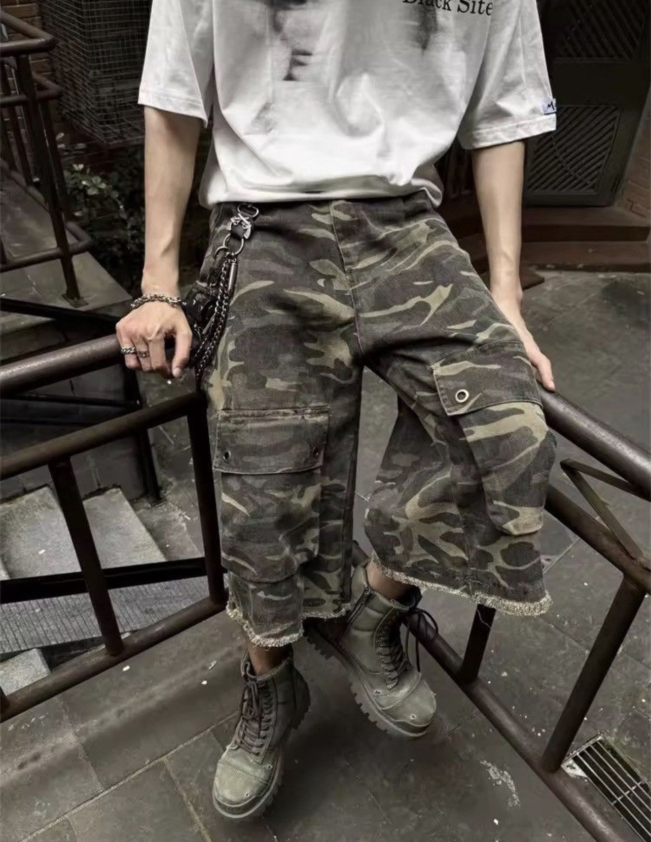 Japanese Brand Camo Cargo Baggy Shorts Pant Size US 31 - 1 Thumbnail