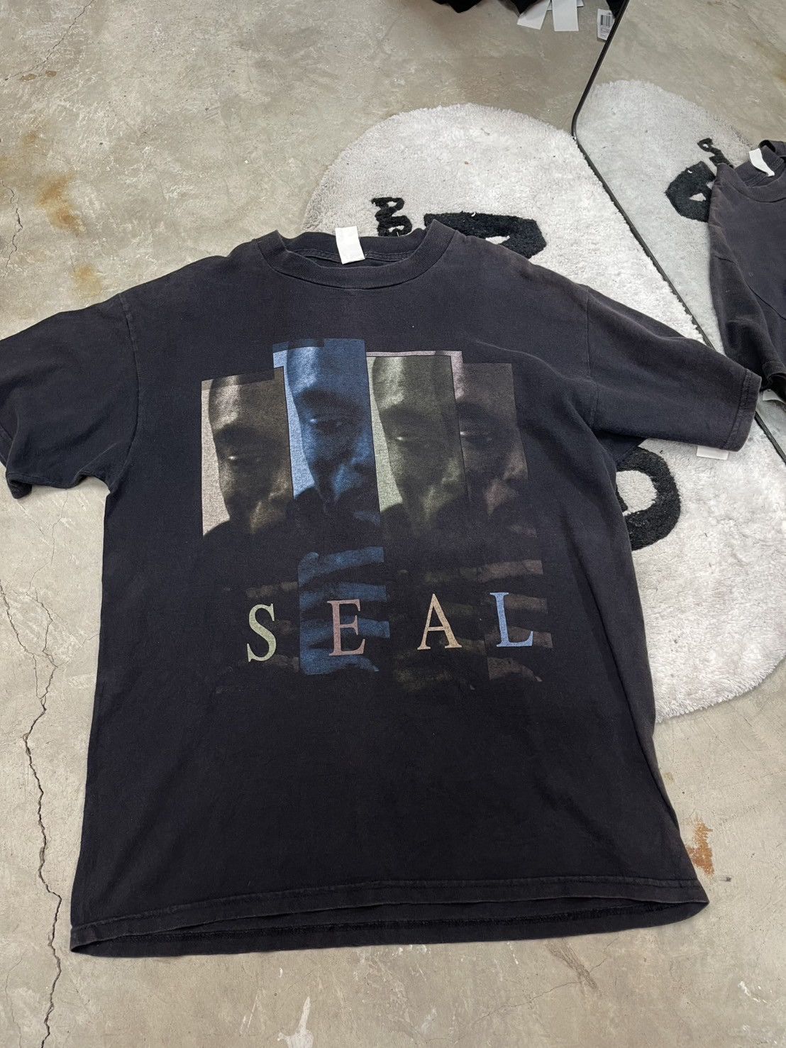 Band Tees Seal Vintage T Shirt 90’ Size US L / EU 52-54 / 3 - 1 Thumbnail