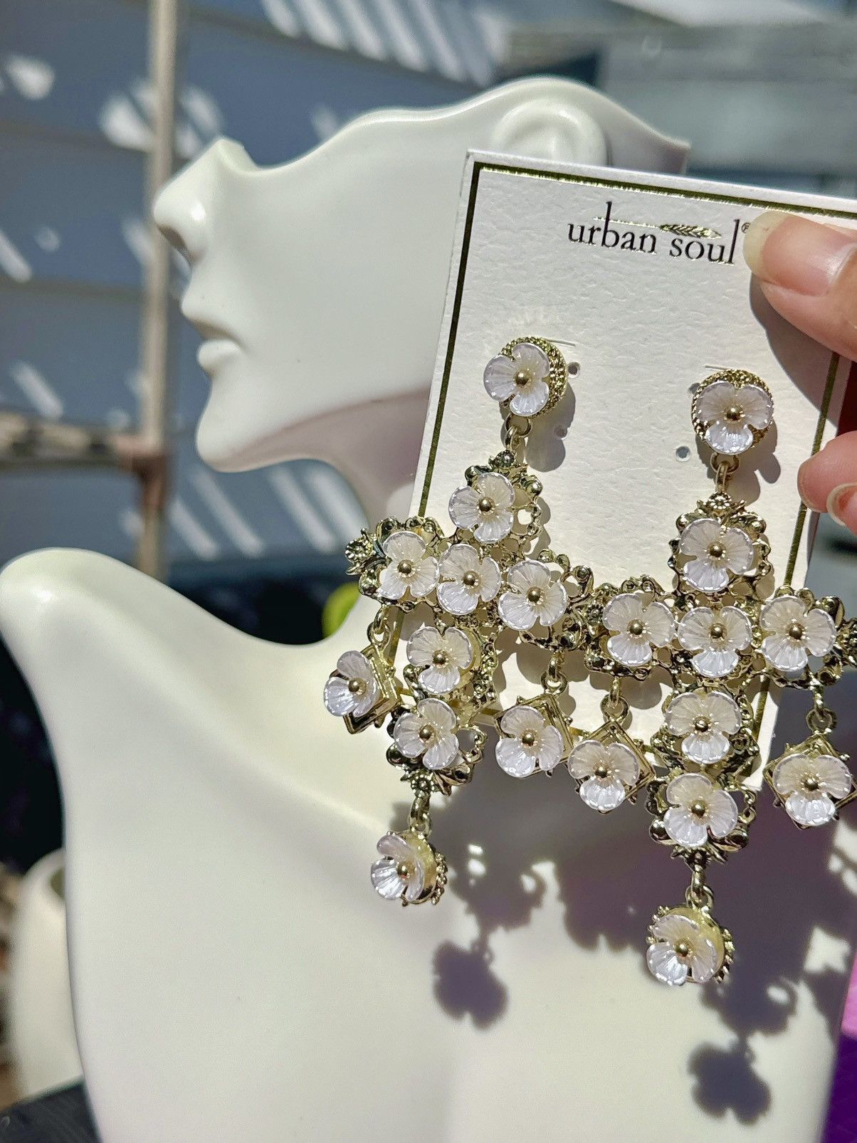 Designer Urban Soul glory earrings white flowers gold tone tassels Size ONE SIZE - 1 Thumbnail