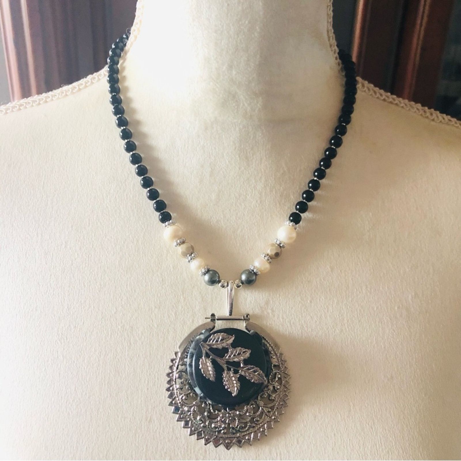 Handmade Handcrafted repurpose filigree leaf Pearl necklace Size ONE SIZE - 3 Thumbnail