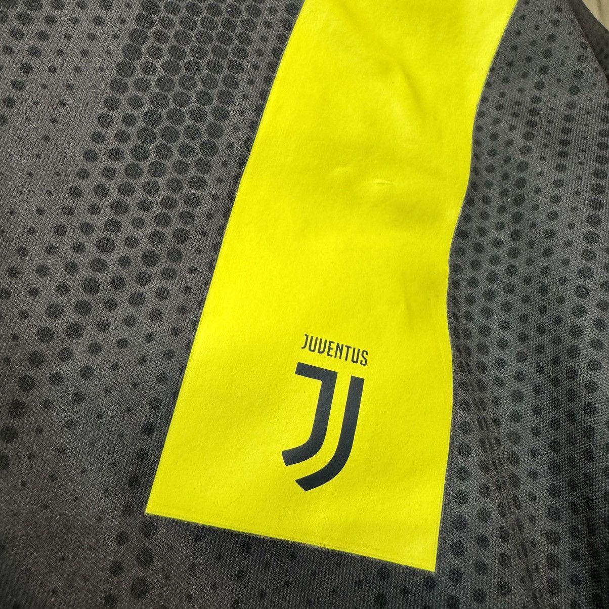 Adidas Juventus 18/19 C/L third away #7 Ronaldo Size US M / EU 48-50 / 2 - 9 Thumbnail