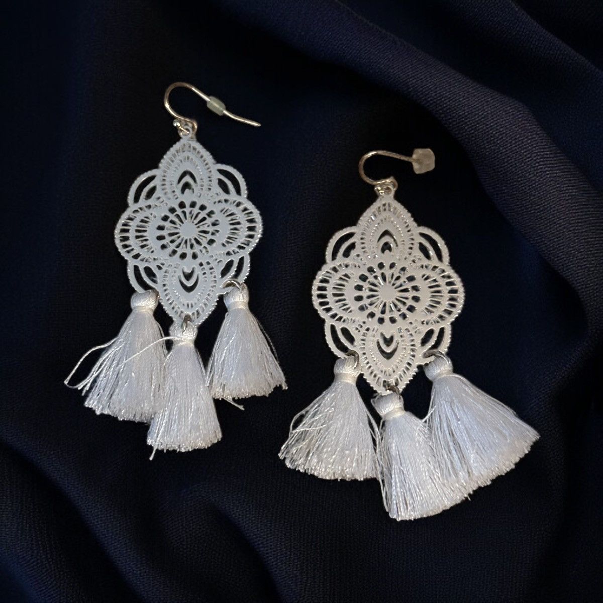 Other Gold tone filigree white tassels dangle earrings Size ONE SIZE - 1 Thumbnail