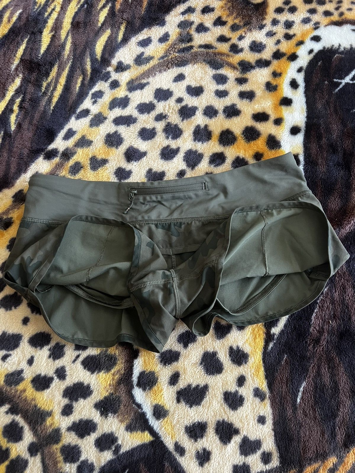 Lululemon Lululemon Activewear Camo Women’s Shorts Size 28" / US 6 / IT 42 - 6 Thumbnail