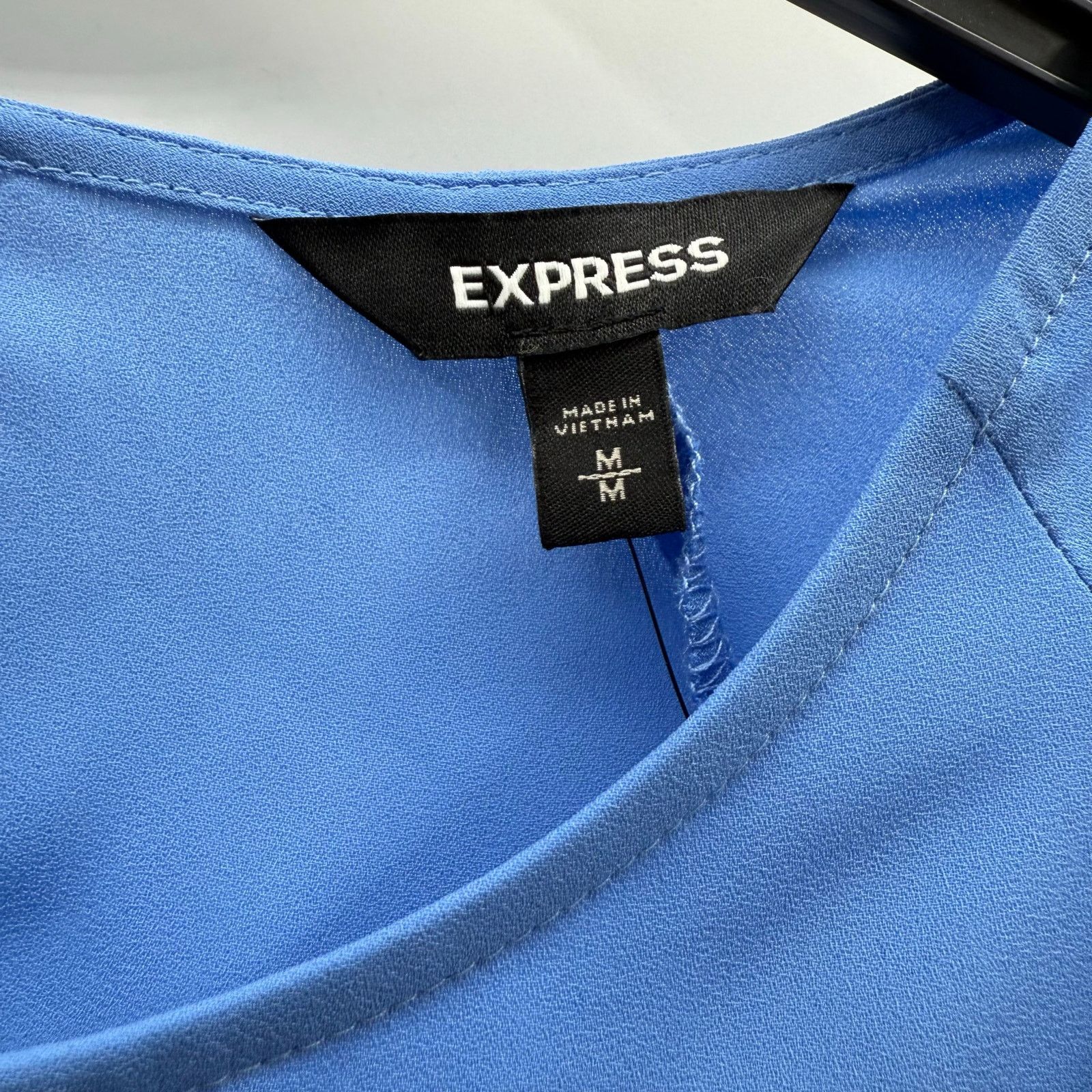 Express NWT Express Mock Wrap with Front Tie Long Keyhole Neckline Size M / US 6-8 / IT 42-44 - 3 Thumbnail