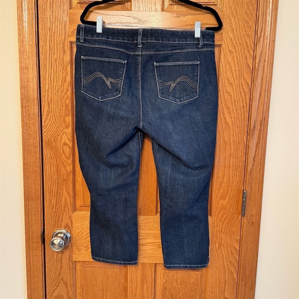 Other Dressbarn Women's Size 12 Dark Wash Straight Capri Jea Size 34" / US 12 / IT 48 - 2 Thumbnail