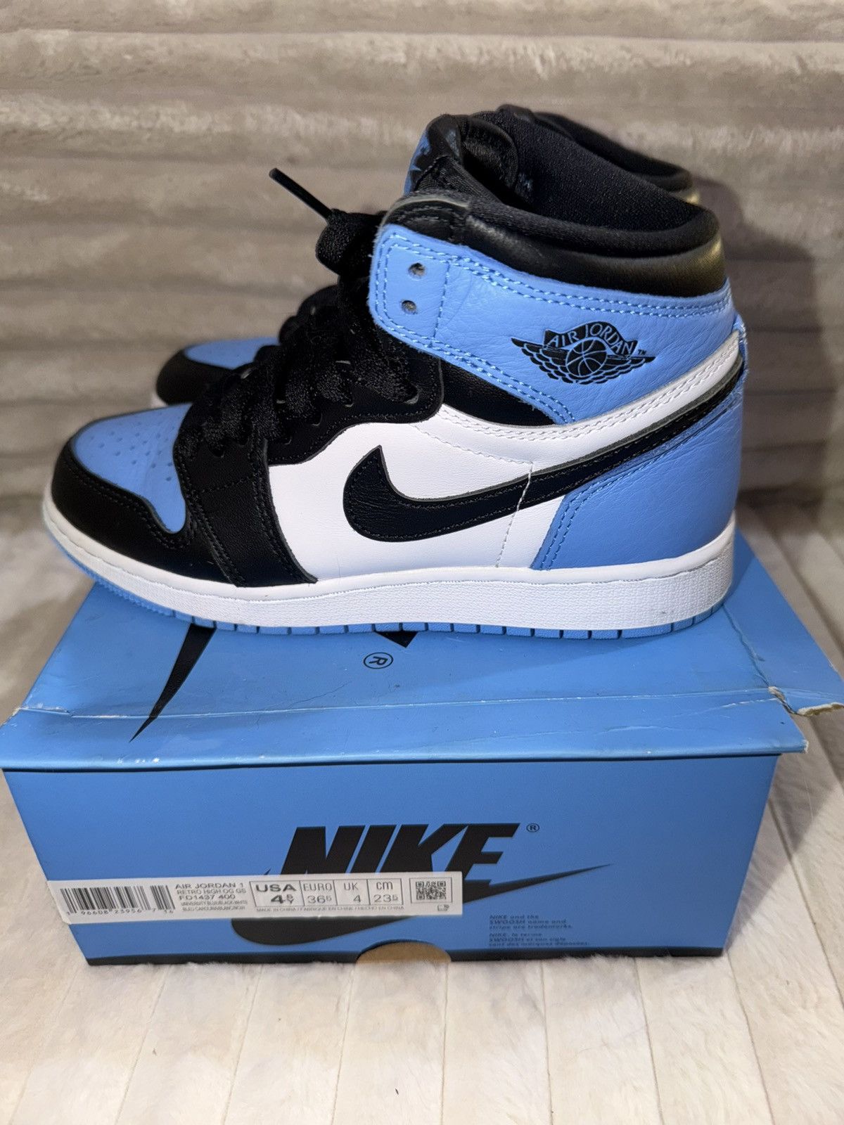 Jordan Brand Air Jordan 1 Retro High OG UNC Toe (GS) Size 4.5Y Size US 6 / IT 36 - 3 Thumbnail