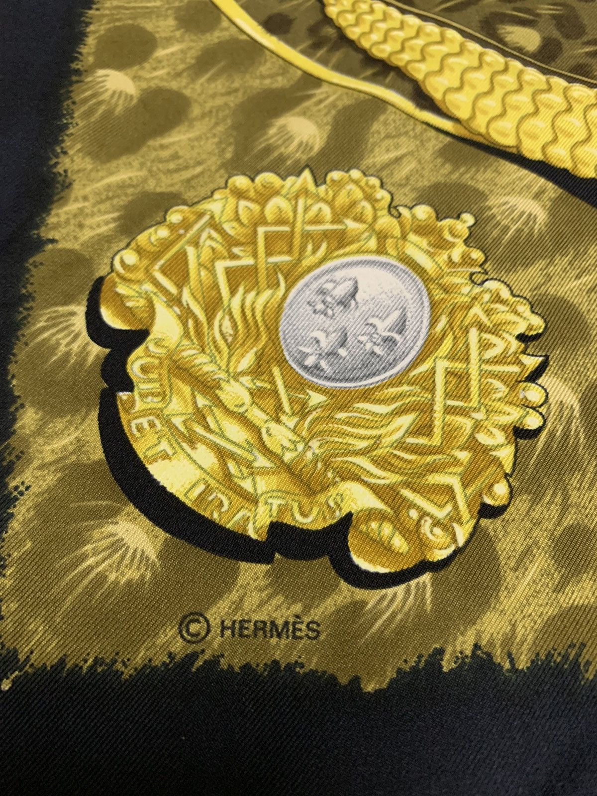 Hermes × Vintage Rare Hermes Silk Scarf Casques Et Plumets Royal Eagle Gold Size ONE SIZE - 9 Thumbnail
