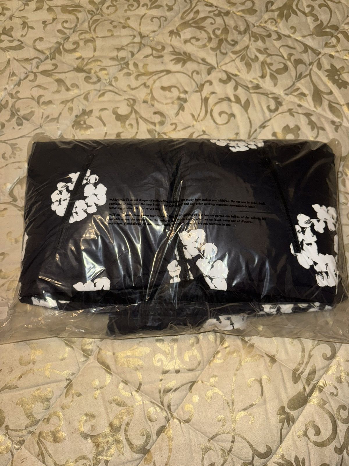 DENIM TEARS DENIM TEARS Wreath Puffer Jacket Black - M Size US M / EU 48-50 / 2 - 3 Thumbnail