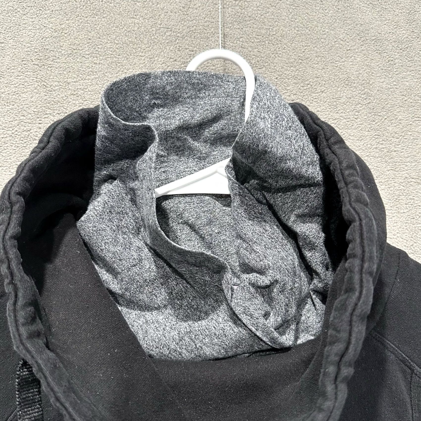 Calvin Klein Calvin Klein Performance Sweatshirt Womens M Black Cowl Neck Quick Dry EUC Size M / US 6-8 / IT 42-44 - 5 Thumbnail