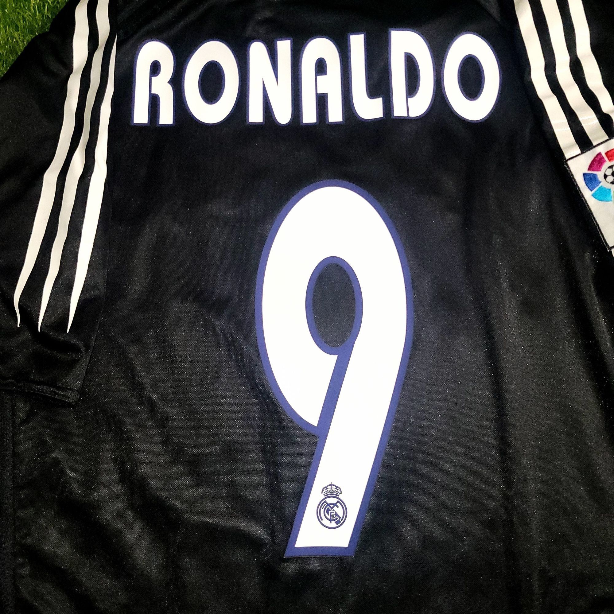 Adidas Ronaldo Real Madrid 2004 2005 Away Soccer Jersey Shirt M Size US M / EU 48-50 / 2 - 4 Thumbnail
