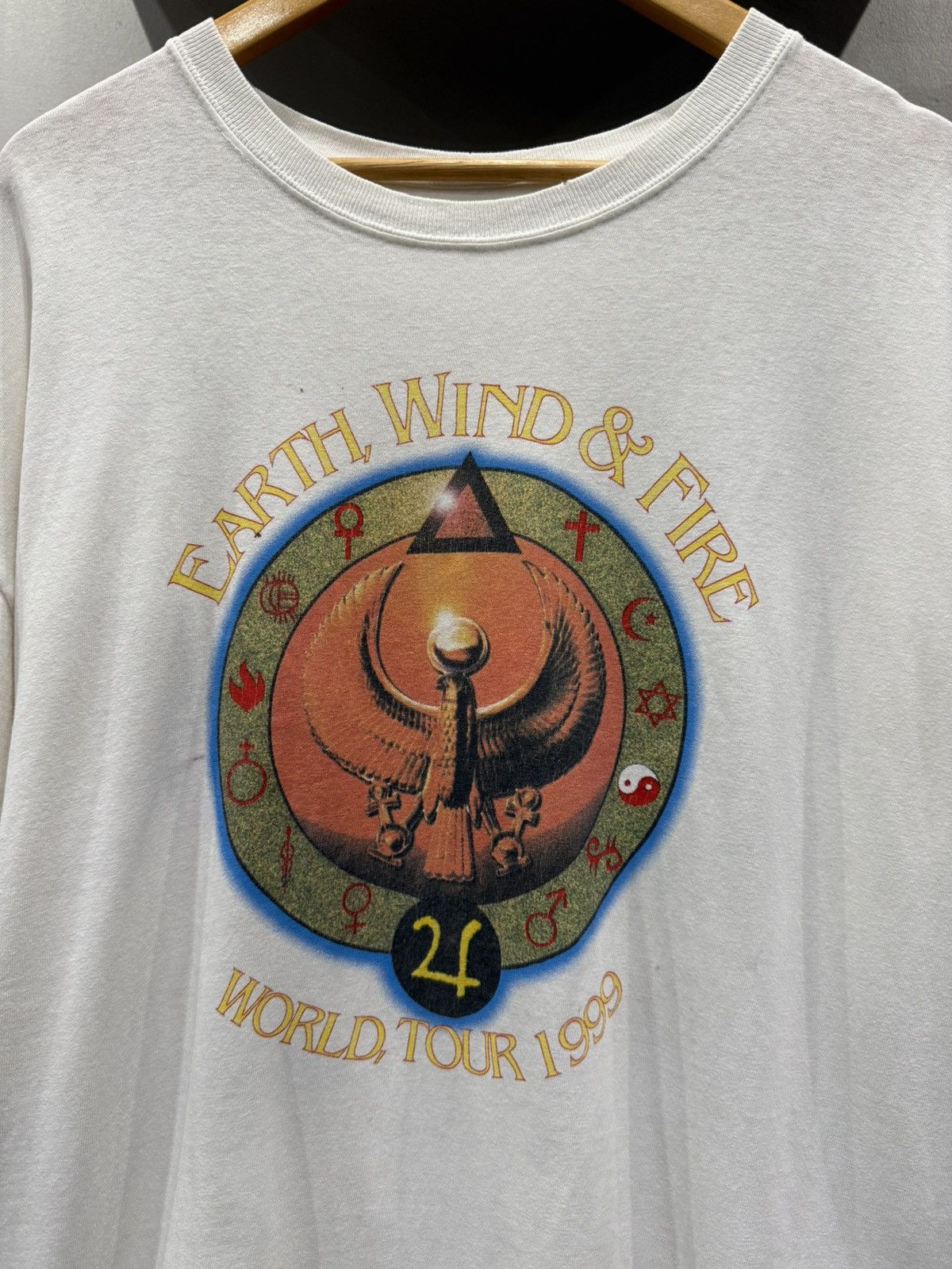 Other Vintage 90s Earth Wind & Fire T-Shirt Size US XL / EU 56 / 4 - 1 Thumbnail