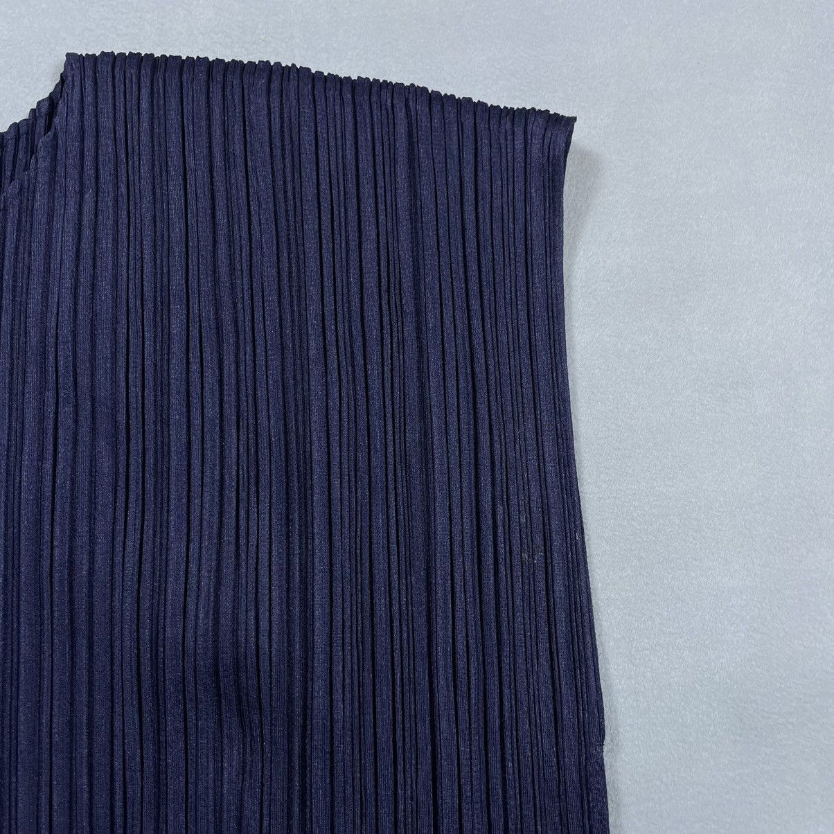 Pleats Please Issey Miyake PLEATS PLEASE ISSEY MIYAKE PLEATED SLEEVELESS TOP Size XS / US 0-2 / IT 36-38 - 4 Thumbnail