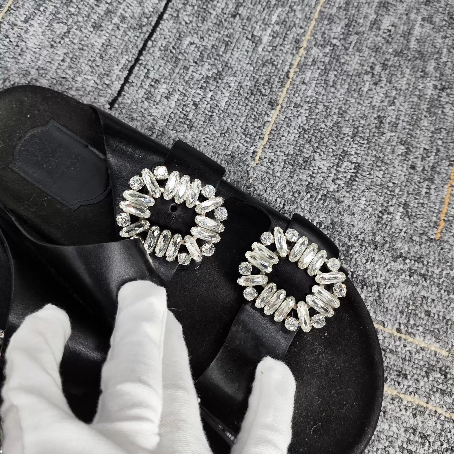 Roger Vivier RV Leather Slippers 37 Black 260501CWH3X01 Size US 6.5 / IT 36.5 - 2 Thumbnail