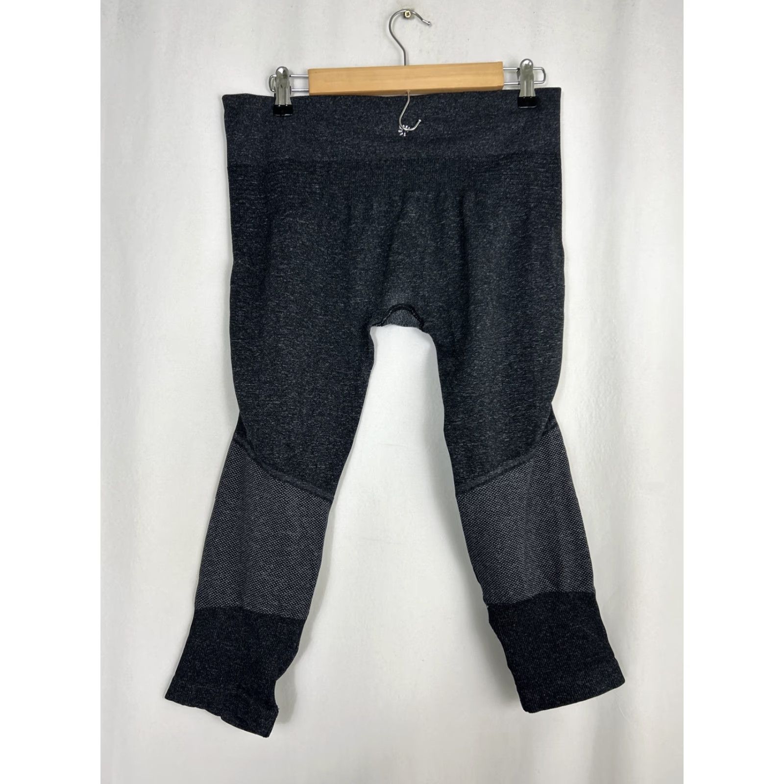 Athleta Athleta Leggings Womens XL Capri Nylon Blend Gray 32x22 Size 40" / US 18 - 7 Thumbnail