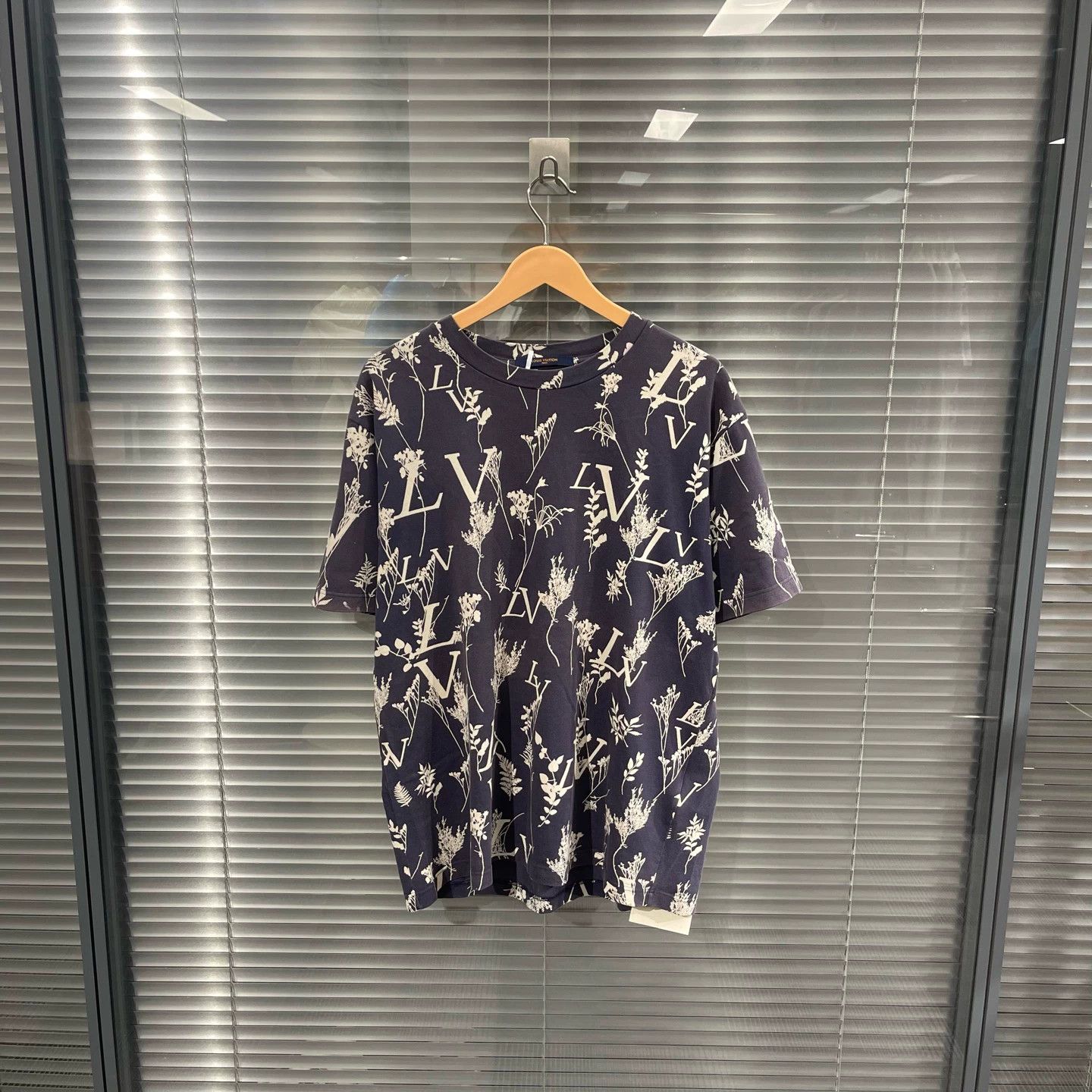 Louis Vuitton LV WheatFlower Allover Print XL T 95N fade #11558 Size US XL / EU 56 / 4 - 1 Thumbnail