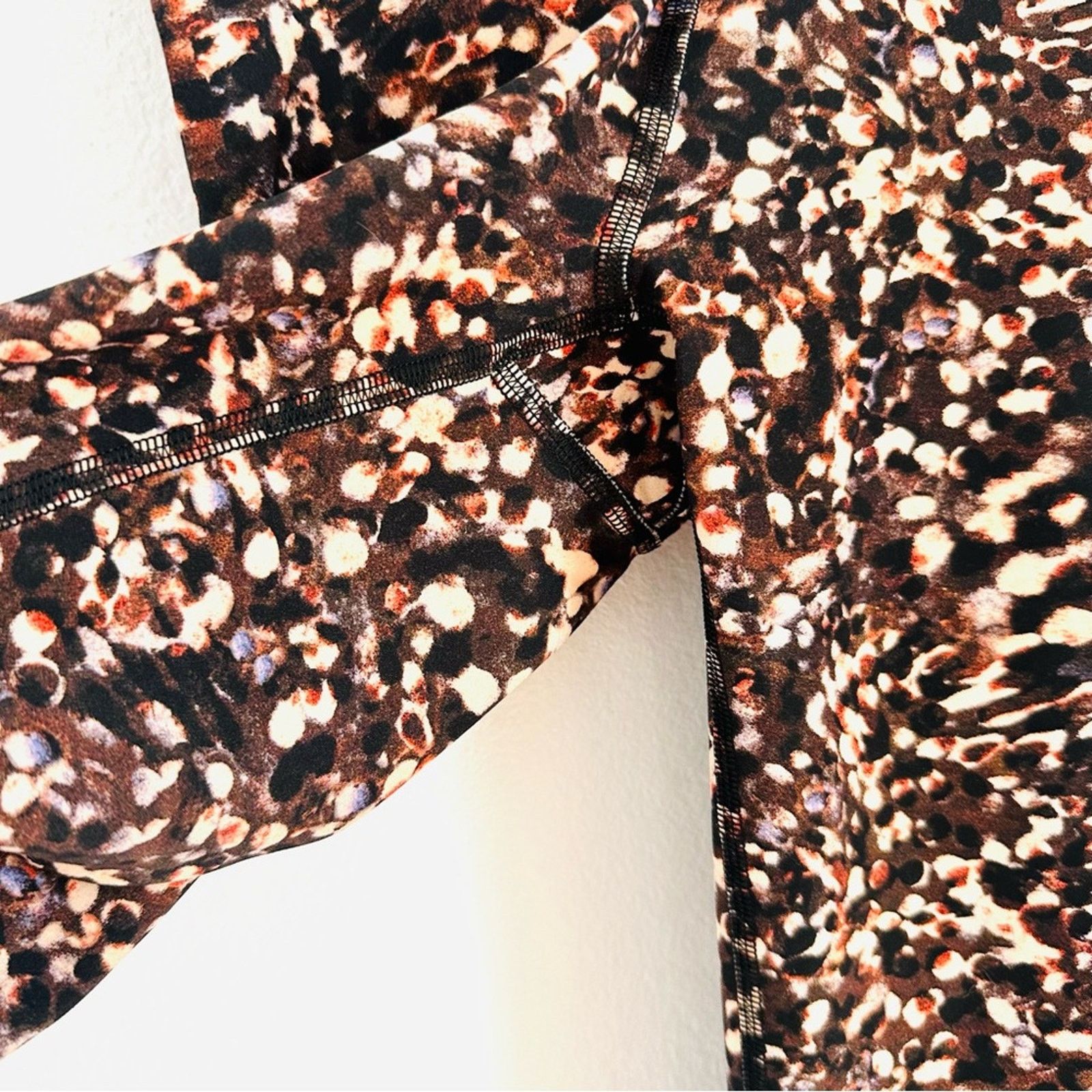 Lululemon LULULEMON Back Tan Print High Rise Cropped Ankle Leggings Size 26" / US 2 / IT 38 - 3 Thumbnail