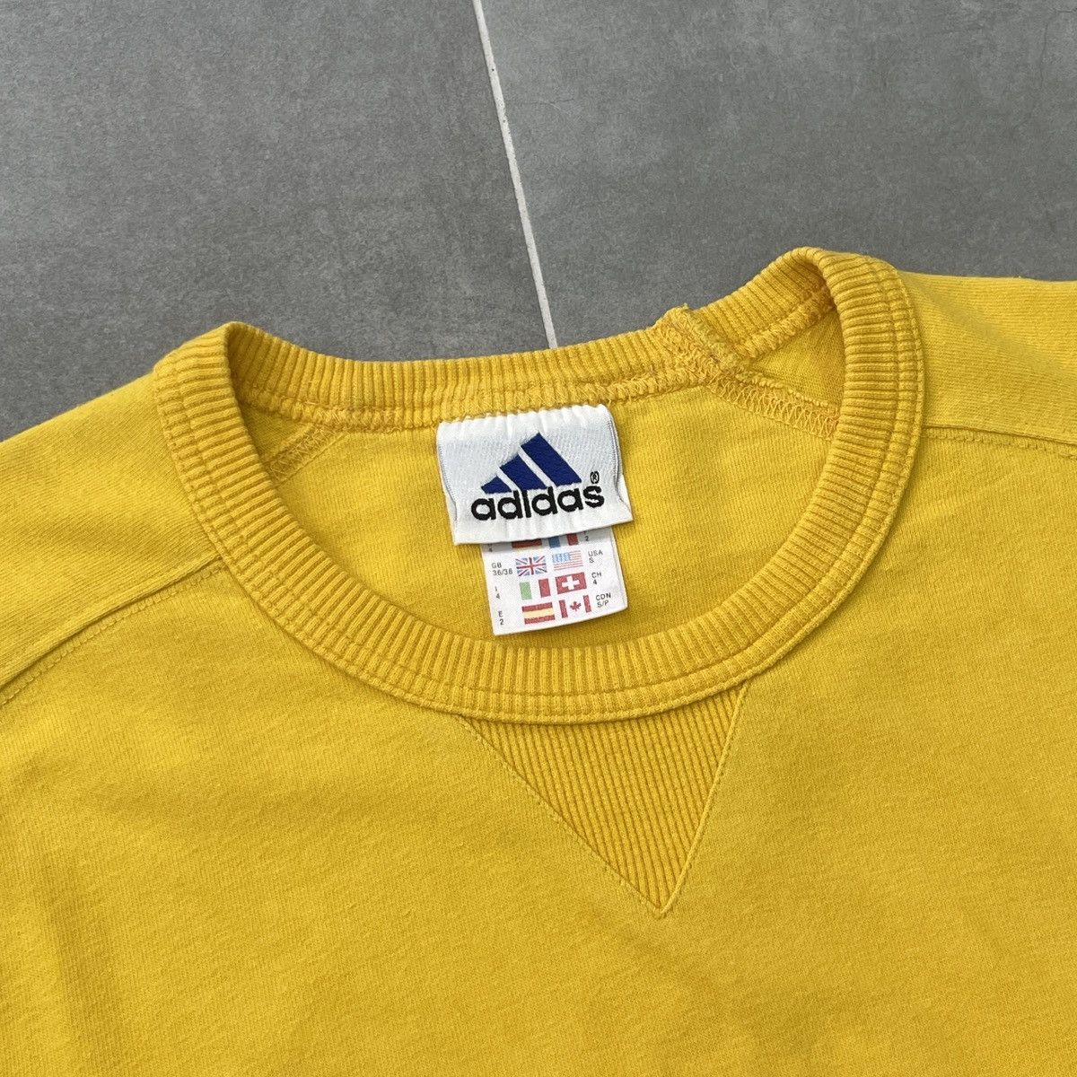 Adidas × Vintage Vintage Adidas Embroidered Logo T-Shirt Size S Size US S / EU 44-46 / 1 - 9 Thumbnail