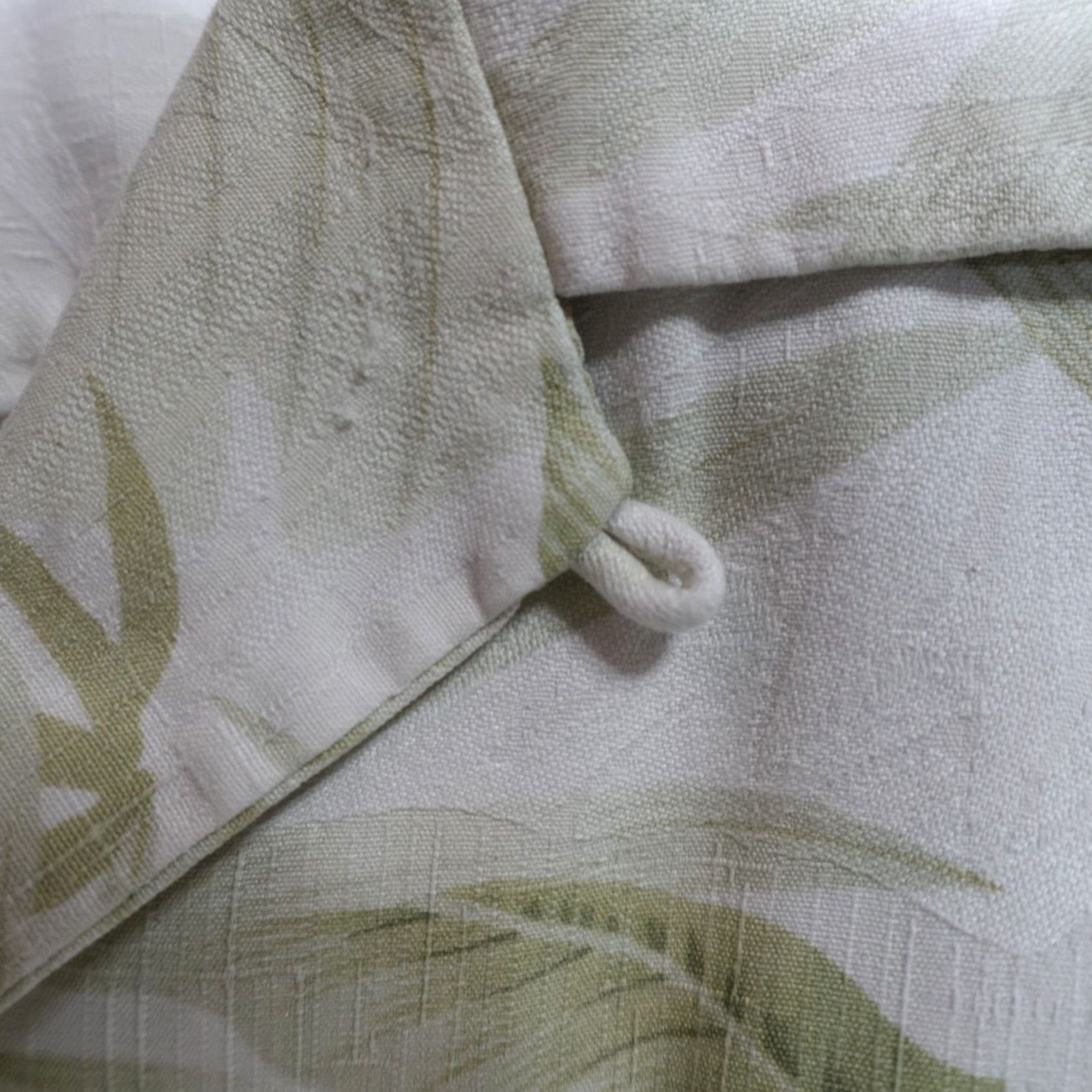 Tommy Bahama Tommy Bahama Shirt 2XL Beige Floral 100% Silk Loop Collar Shirt Short Sleeve Button-Up Casual Womens? Mens? Size US XXL / EU 58 / 5 - 3 Thumbnail