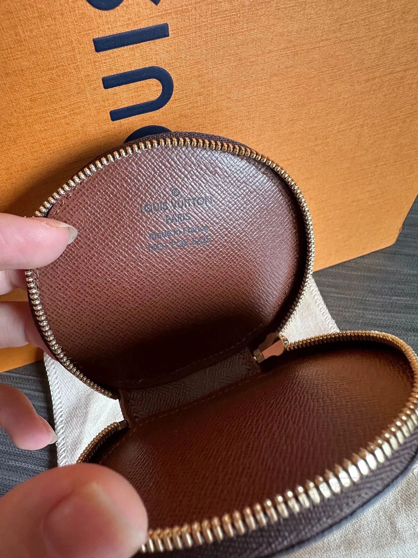 Louis Vuitton LV Classic Monogram Round Coin Purse. Size ONE SIZE - 3 Thumbnail