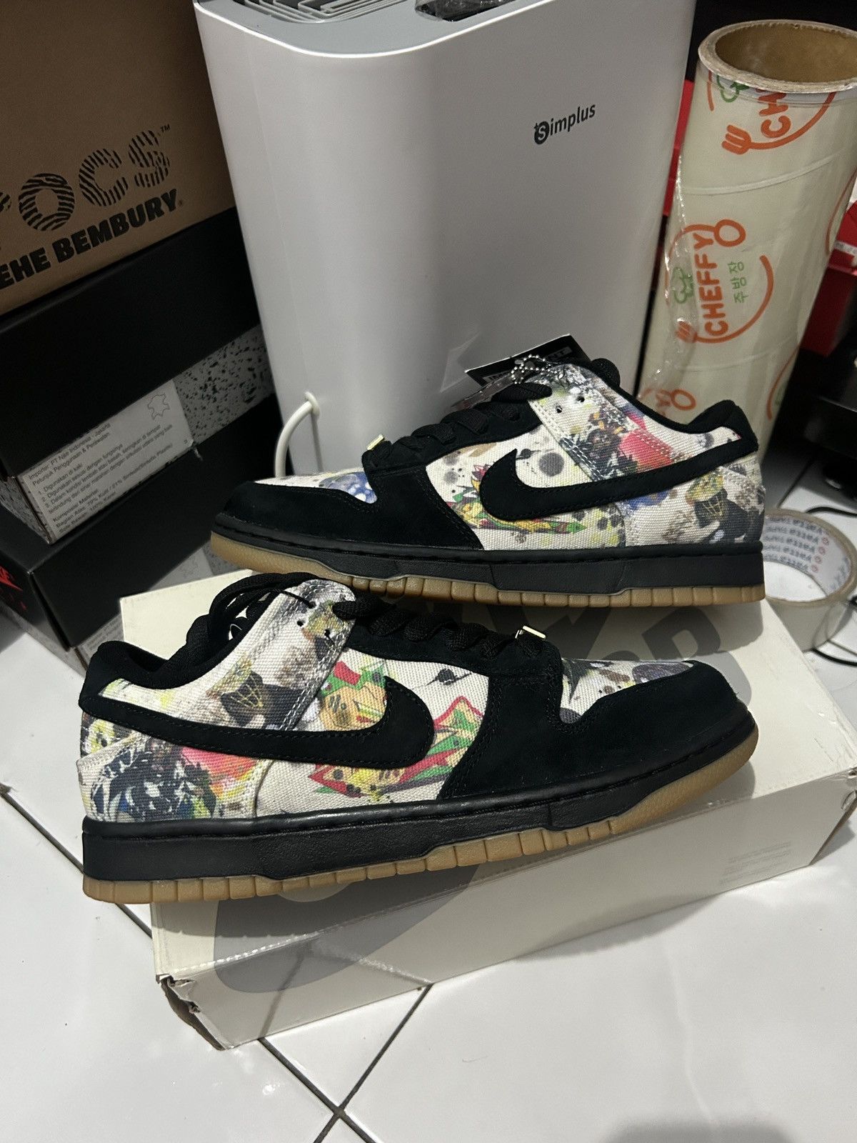 Nike × Supreme nike sb dunk low supreme rammellzee Size US 7 / EU 40 - 2 Thumbnail