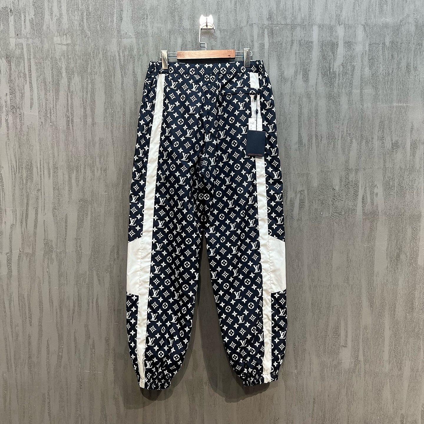 Louis Vuitton Louis Vuitton Monogram Sweatpants Size 34 Size US 34 / EU 50 - 1 Thumbnail