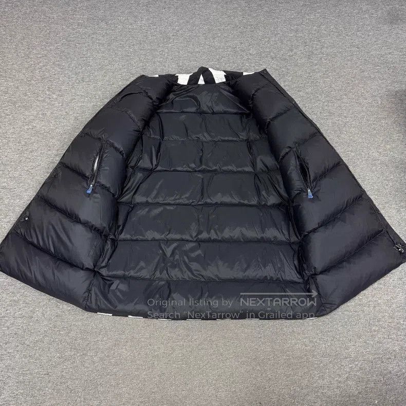 Valentino Valentino Wear a down jacket with a large logo printed on Size US M / EU 48-50 / 2 - 6 Thumbnail