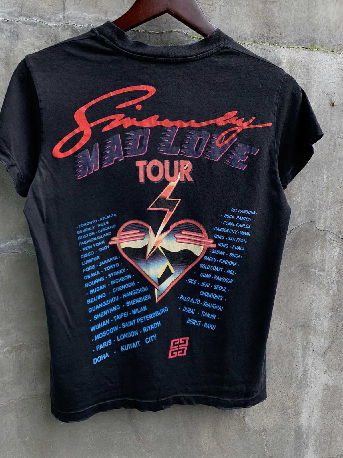 Givenchy Mad Love Tour Distressed Tee Size US S / EU 44-46 / 1 - 6 Thumbnail