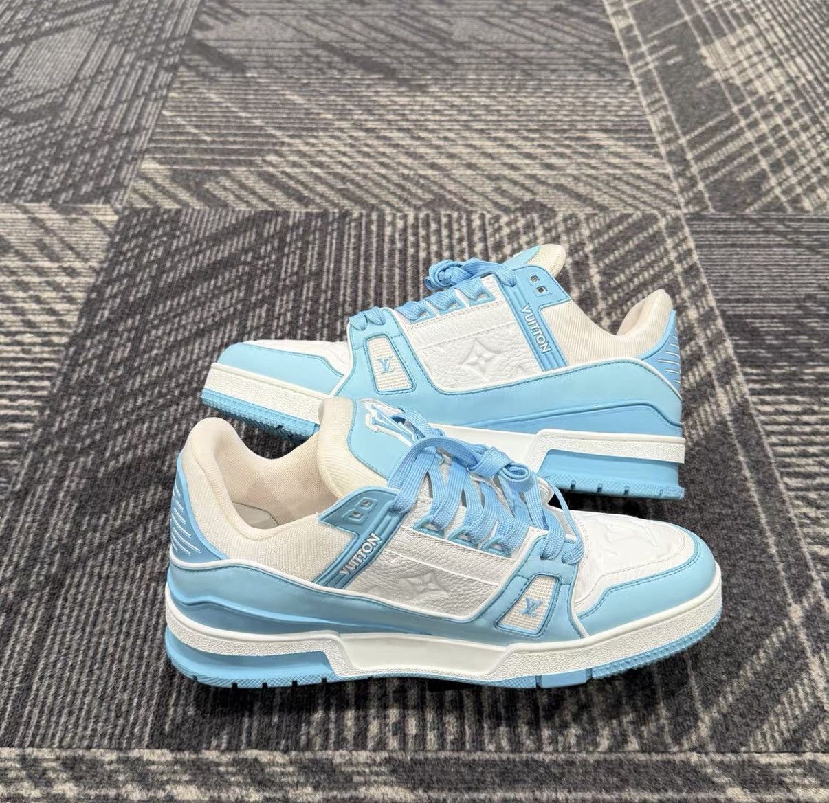 Louis Vuitton Louis Vuitton Trainer Embossed Blue & White Sneakers J42 Size US 8.5 / EU 41-42 - 5 Thumbnail
