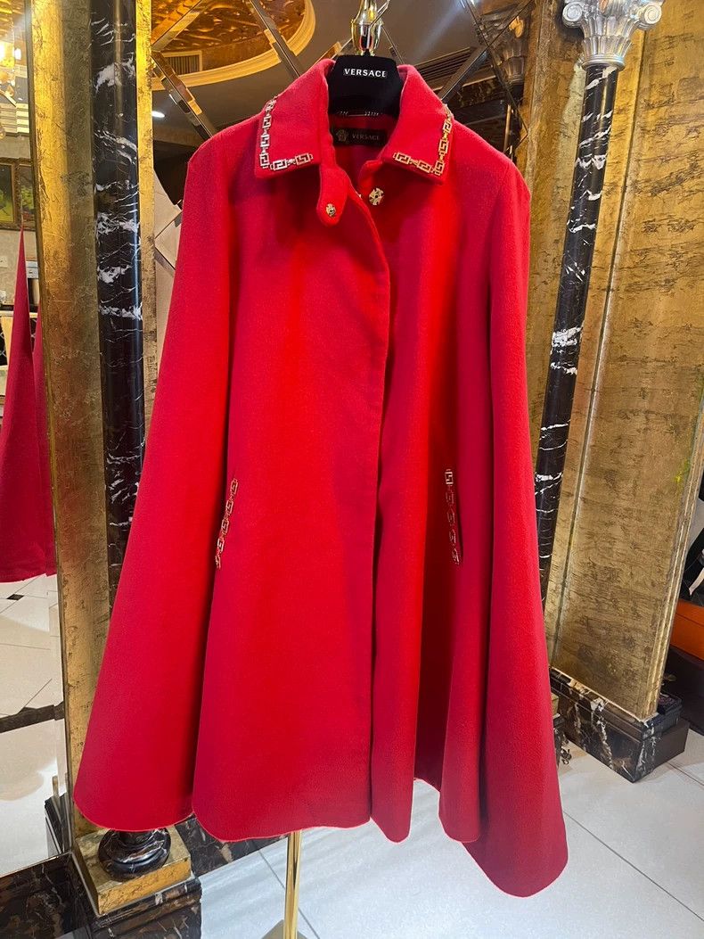 Versace Versace Classic back pattern logo wool cape coat Size M / US 6-8 / IT 42-44 - 1 Thumbnail