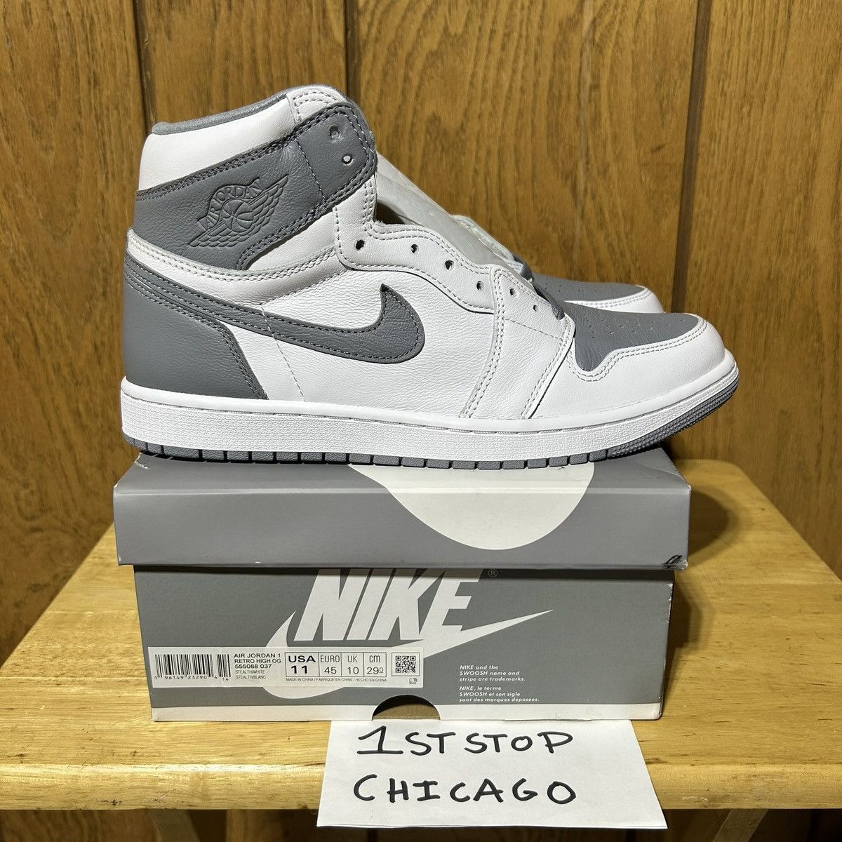 Nike Nike Air Jordan 1 Retro High OG White 555088-037 Mens 11 NEW Size US 11 / EU 44 - 1 Thumbnail